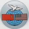 Значок СССР - США голубь и флаги арт. 23914